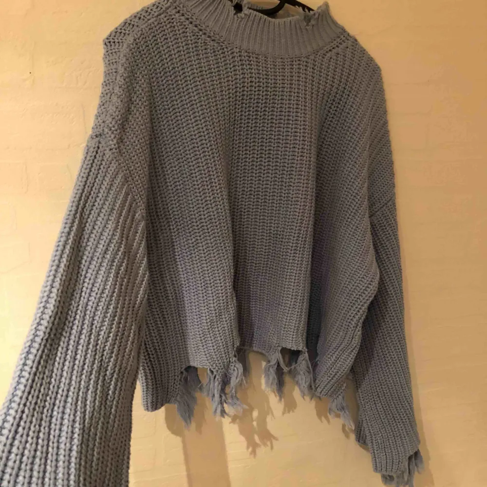 Cool grå/blå rippad tröja från Gina tricot i storlek XS men passar mig som vanligtvis har S/M. Priset är inkl frakt och betalning via swish✨. Hoodies.
