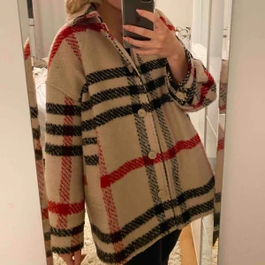  - Denna fina och trendiga jackan från weekday, nypris ca 1000 är nu till salu!! Superhärlig, med det innefoder som finns är det en jacka man kan ha höst/vinter/vår!! Priset går att diskutera!! 