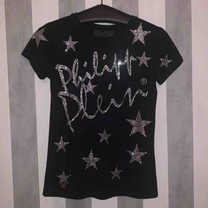  - Äkta philipp plein tröja, köpt i dubai för 4600kr. Aldrig använd och prislappen sitter fortfarande på! Köparen står för frakt. Ingen diamant har åkt av men det tillkommer även en påse med några extra ifall det skulle hända. Stretchigt material.