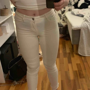  - Vita tighta jeans från Cubus. Knappt använda då de är lite för små för mig! Kan mötas upp i växjö annars står köparen för frakt 💖