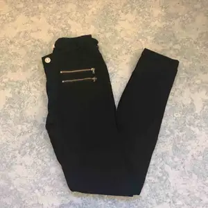 Säljer dessa jättestretchiga jeans med fake fickor på framsidan!!💓 Byxorna har använts 2 gånger. Köparen står för frakten!!