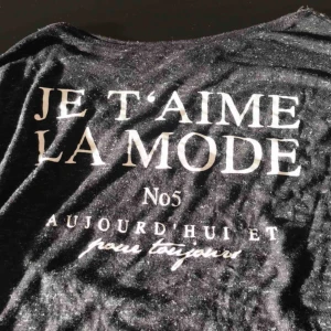  - Svart tunn tröja säljs vid 75kr