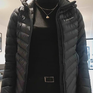  - Mörkblå peak jacka som har blivit för liten för mig, två små hål inuti jackan som inte syns så mycket och pris kan diskuteras.