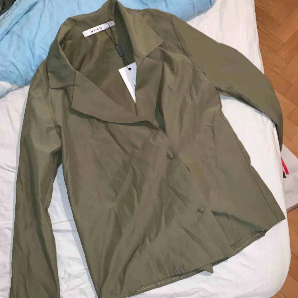 Söt olivgrön skjorta/blus i luftigt och tunt material. Oanvänd . Skjortor.