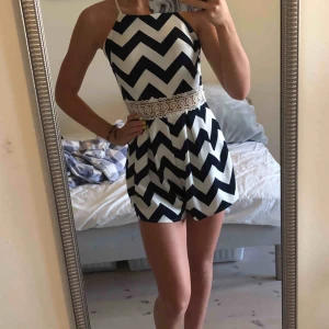  - En blå, vit randig playsuit, alltså med shorts, spets midja. Nyskick, ändats testad. Frakt kan diskuteras 