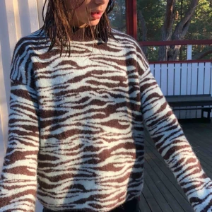  - En mysig tröja från Weekday den är i väldigt bra skick och är nyköpt. Frakt tillkommer annars mötas upp i Lund. 