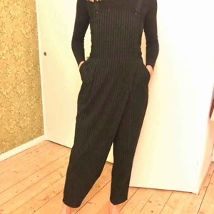  - Coola hängselbyxor från monki med smala ränder på! De har en speciell modell så ena benet är typ vidare än det andra elr hur man ska säga ( syns på första bilden ) lite svåra att visa på bild för de är svarta. Köparen står för frakt 💕