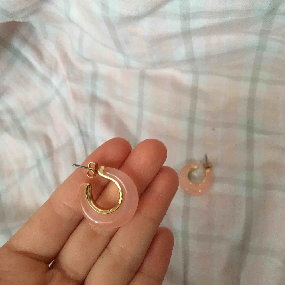 Rosa-guldiga örhängen.💛 Ca 2-3cm stora. Aldrig använda. Mötes upp eller fraktar! (köparen står för frakt). Accessoarer.