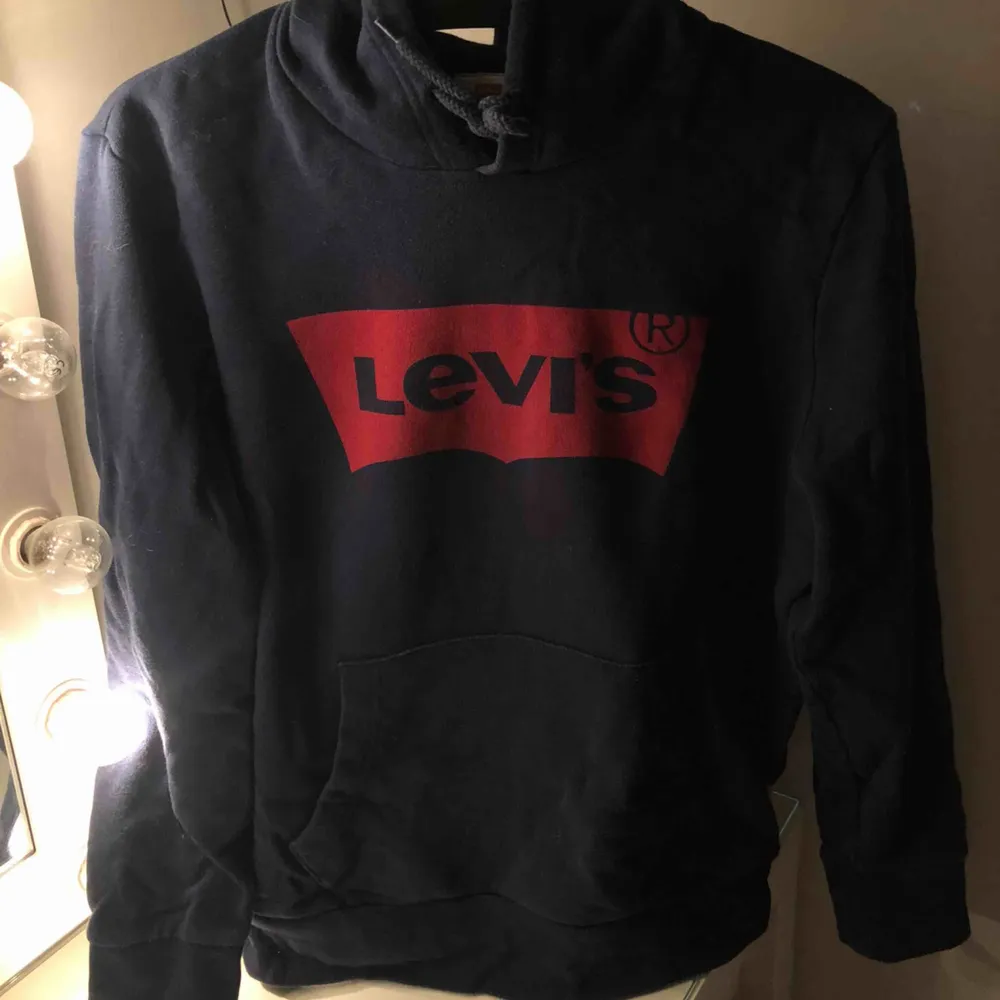 Svin snygg Levis hoodie som använts ett fåtal gånger! Går att frakta . Hoodies.