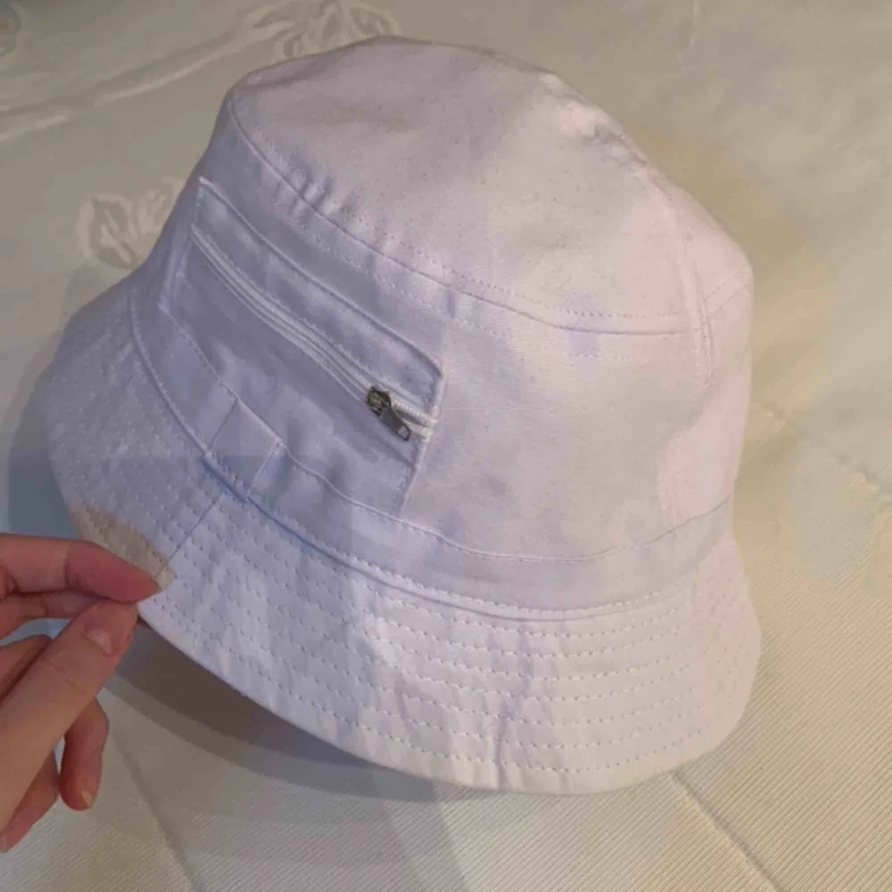 Vit bucket-hat med små söta fickor på sidorna :) Lite sminkfläckar på insidan med det syns ju inte lol . Accessoarer.