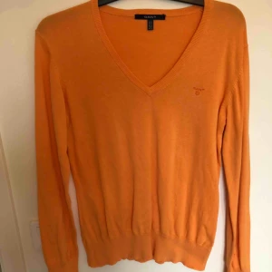  - Snygg orange tröja från Gant. Det står att det är en xl men passar bättre på en m, beroende på hur man vill att den ska sitta. Använd ett fåtal gånger. Köparen står för frakten. 