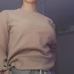 100kr - En beige  tjock tröja som är endast använd ett par fåtal gånger! Den är i jättefint skick men säljer pga att den inte kommit till nån användning 💞😊 frakt ingår i priset