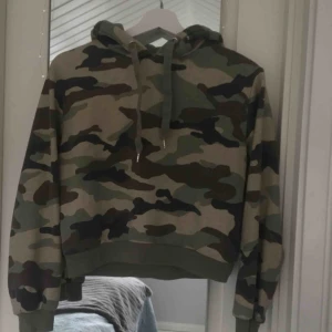  - Snygg kort hoodie i XS! Perfekt skick. Pris kan diskuteras vid snabb affär :) 