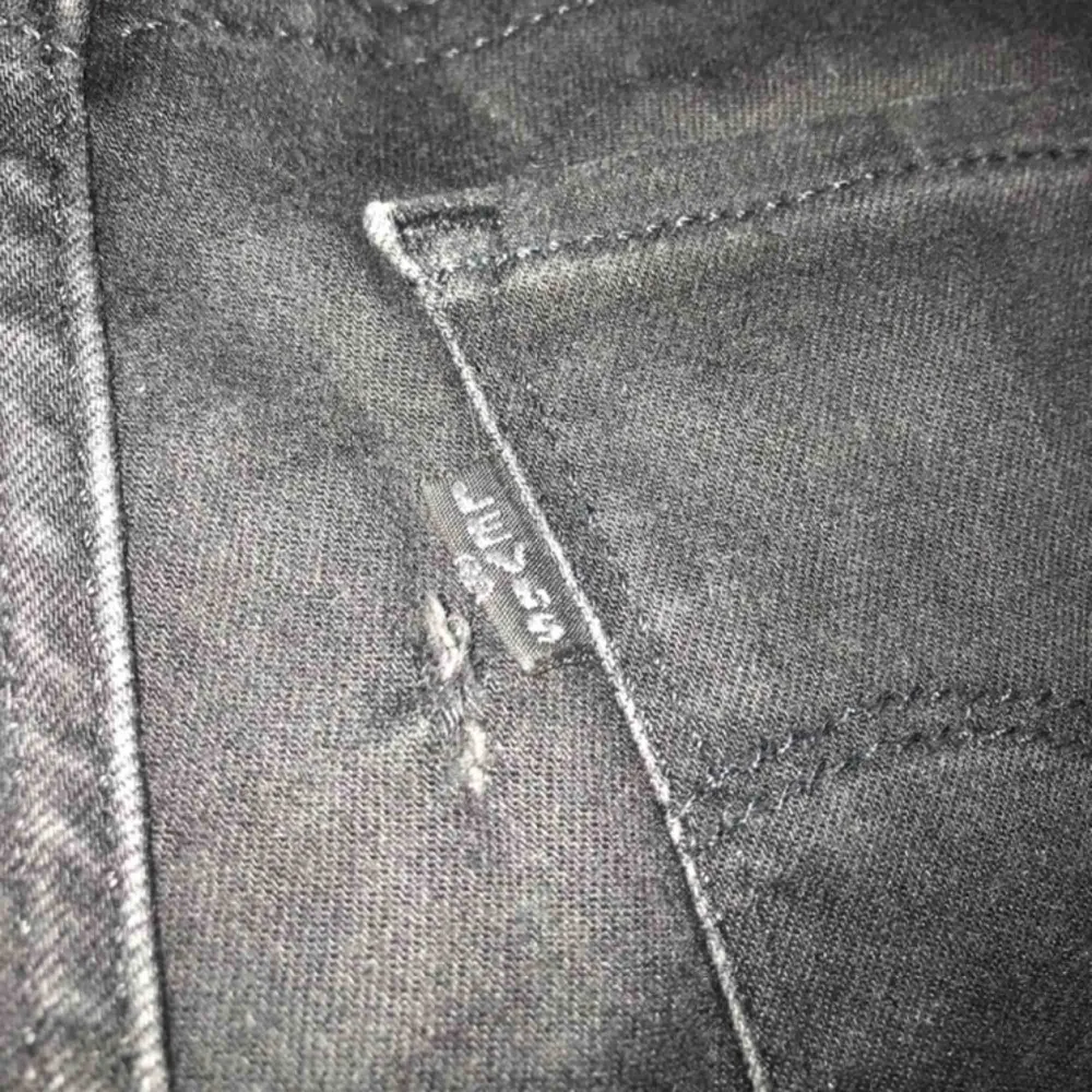 Svarta Levis jeans! Strl 26. Pytteliten defekt på rumpan. . Jeans & Byxor.