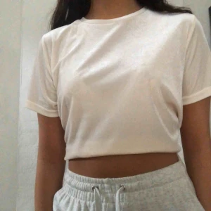  - Ljusrosa t-shirt i samet, (jag har vikt upp den på bilden för att det ska bli en crop top). Frakt på 50kr tillkommer