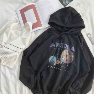  - Slutsåld Arizona hoddie från by.anastasia! Original pris 299 och den är aldrig använd. Super snygg och skön, säljer för att den inte riktigt passar.