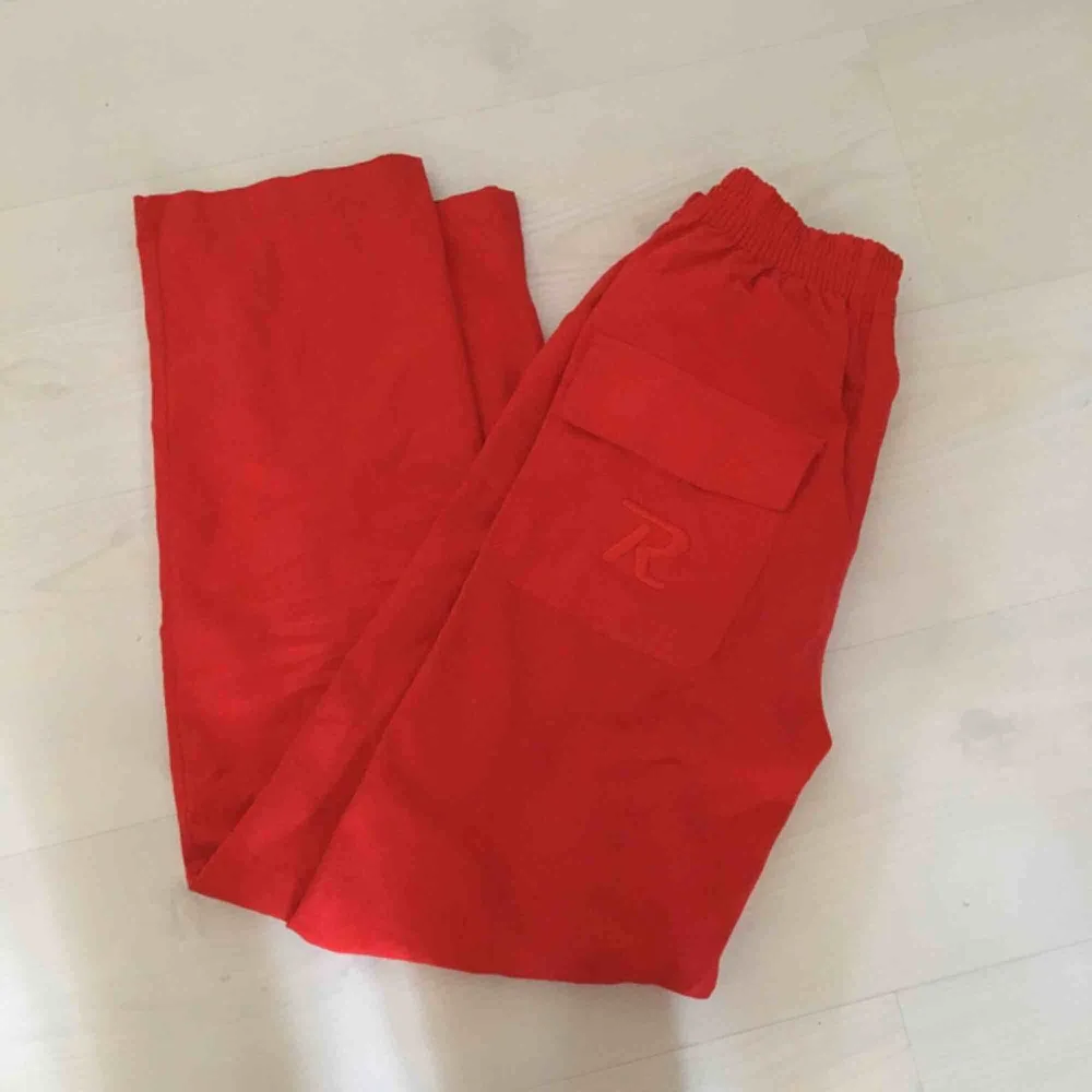 Röda byxor❤️ Stretchiga med resårband i midjan som går att justera :) Säljer dessa då de inte längre används. Möts upp (eller fraktar mot fraktkostnad). Jeans & Byxor.