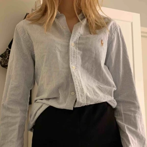  - En blå vit, fin skjorta i väl skick från Ralph lauren.  Använd fåtal gånger men i väldigt bra skick!  Köppt för 899kr på rean