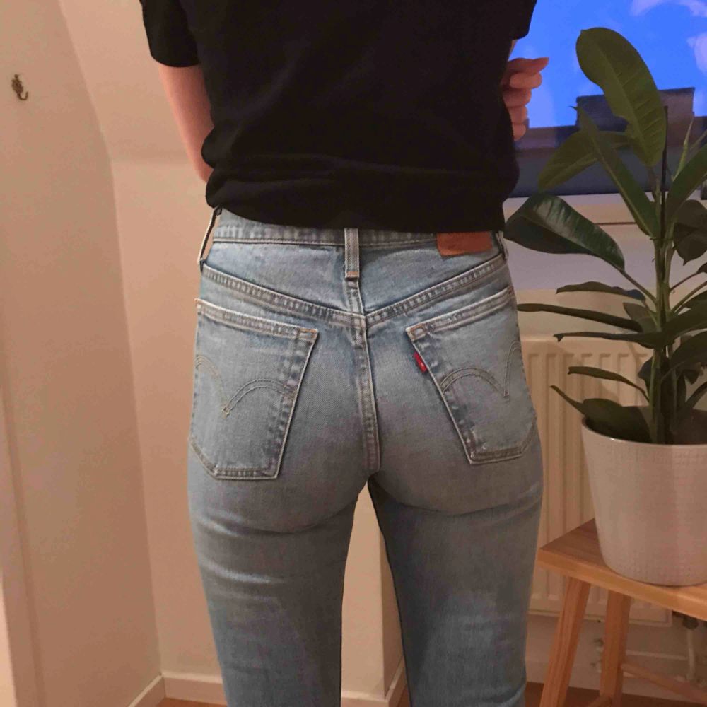 Säljer dessa Levis jeans i en snygg mellantvätt. Tyvärr är de för små för mig, de är sparsamt använda 🥰 Jeansen är i modellen 501, skinny. Köparen står för frakten . Jeans & Byxor.