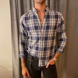  - Säljer denna skjortan från märket dobber, köpt på MQ. Fint skick.🪐