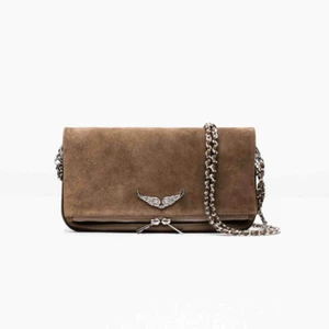  - Säljer denna riktigt snygga väskan!!🥰 köpt för 2800kr! Det är modellen Zadig Voltaire rock clutch Brown! Använd flitigt men bra. Skriv för fler bilder💖Säljer direkt för 1000kr