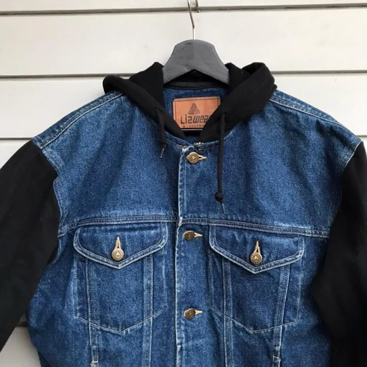 Säljer denna coola jeansjackan med luva och tygärmar. Jackan har fyra fickor varav två går att stänga. Den är köpt på beyond retro för flera år sedan men är i jättebra skick då jag knappt använt den. ❤. Jackor.