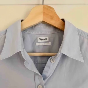  - Jättefin, ljusblå skjorta från Filippa K. Den är tunn, luftig och sitter snyggt. Älskar den men säljer pga lite för liten :(