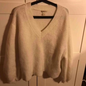 - Säljer en vit ullmixad tröja från H&M. Den har även ballongarmar. Köpare står för ev frakt på ca 64kr 