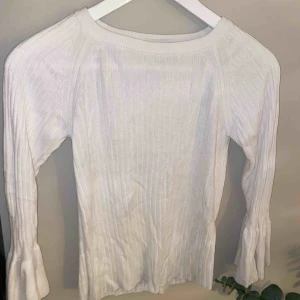  - Långärmad tröja med fina ärmar 