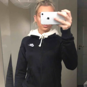  - Nike kofta säljer för att den inte kommer till navändning, köpt denna på stadium för 699kr i nypris