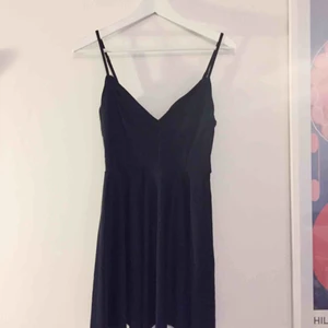  - Aldrig använd miniklänning! Fick hem den men var för kort för mig :( har typ ”glansigt” material och är jätteskön! 🌹 passar en kort M! 