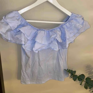  - Blå Topp med volanger 