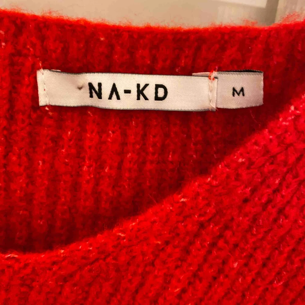 Fin varm röd tröja från nakd. Använt ca 2 gånger.. Stickat.