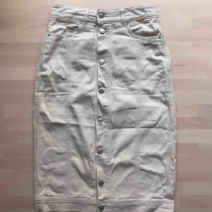  - Beiget jeanstyg. Går till nedanför knäna på mig som är 170 cm.   Kan mötas upp i Sthlm. 