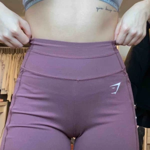  - Supersnygga gymshark tajts, superfina och sköna lila byxor  med fickor vilket är jättebra! Dom är använda en gång och såklart tvättade efteråt, dom är alltså som ny och kan inte köpas på sidan längre. Fråga ifall du har frågor❤️