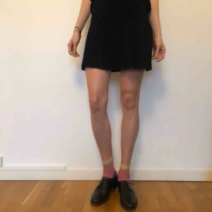  - Plisserad svart kjol ifrån Mango, strlk S. Endast använd ett fåtal gånger. Köparen betalar frakten.