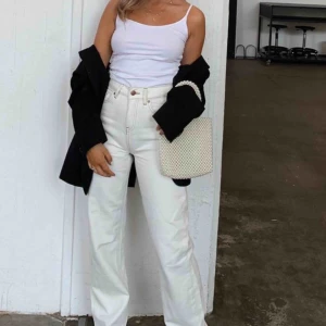  - Säljer dessa jeans från NA-KD. Större storlek för att dom ska se lite oversized ut. Använda 2 gånger tidigare men passar inte riktigt mig i längden (är 175). Skriv för fler bilder! 