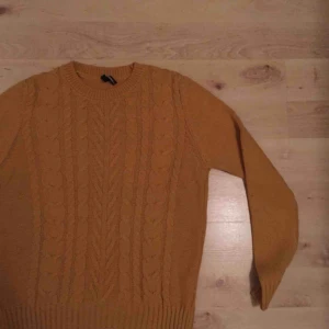  - Senapsgul/orange stickad tröja som är så mysig och gullig!! 