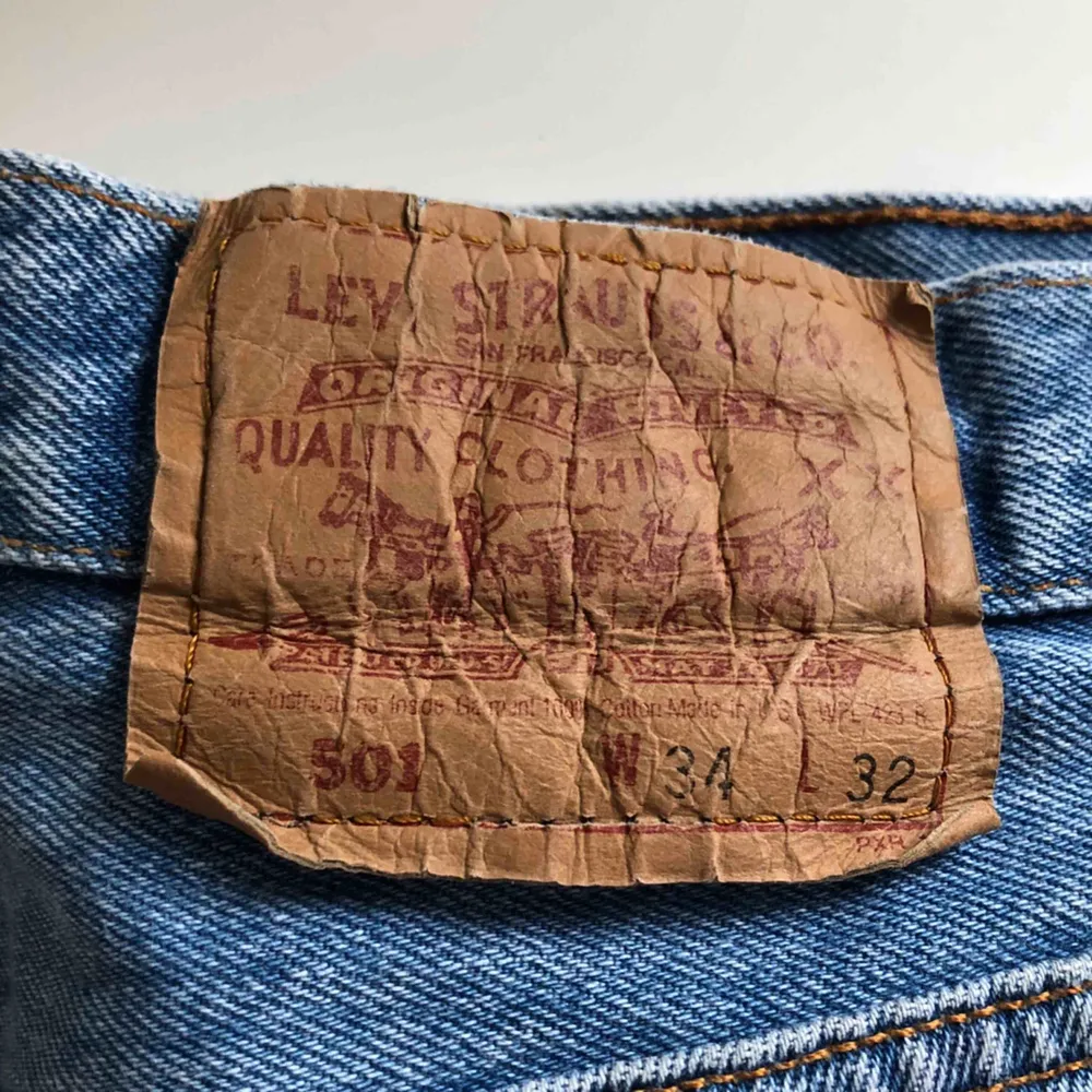 Vintage Levis jeans med ripped detaljer. Lite stora i midjan på mig (bär oftast strl S) men med skärp passar de perfekt. Funkar fint på xs och m också. Möter upp i Malmö, Lund och Stockholm, annars tillkommer frakt.. Jeans & Byxor.