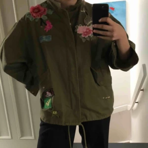  - Skitsnygg jacka från zara från deras limited edition. Både rikitgt coola ”3D patches” på rygg och bröst, kan dras in i midjan och längst ner i jackan för att få en mer rumdare form.  Kontakat för fler bilder, köparen står för frakt,  Nypris 700kr