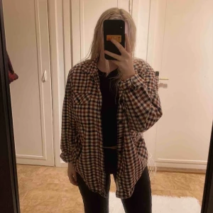  - Oversize ”skjorta” i super bekvämt material. Jag har vanligtvis storlek S och på bilderna ser ni hur den sitter på mig! 