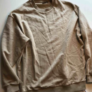  - Oanvänd asos collage tröja stl M