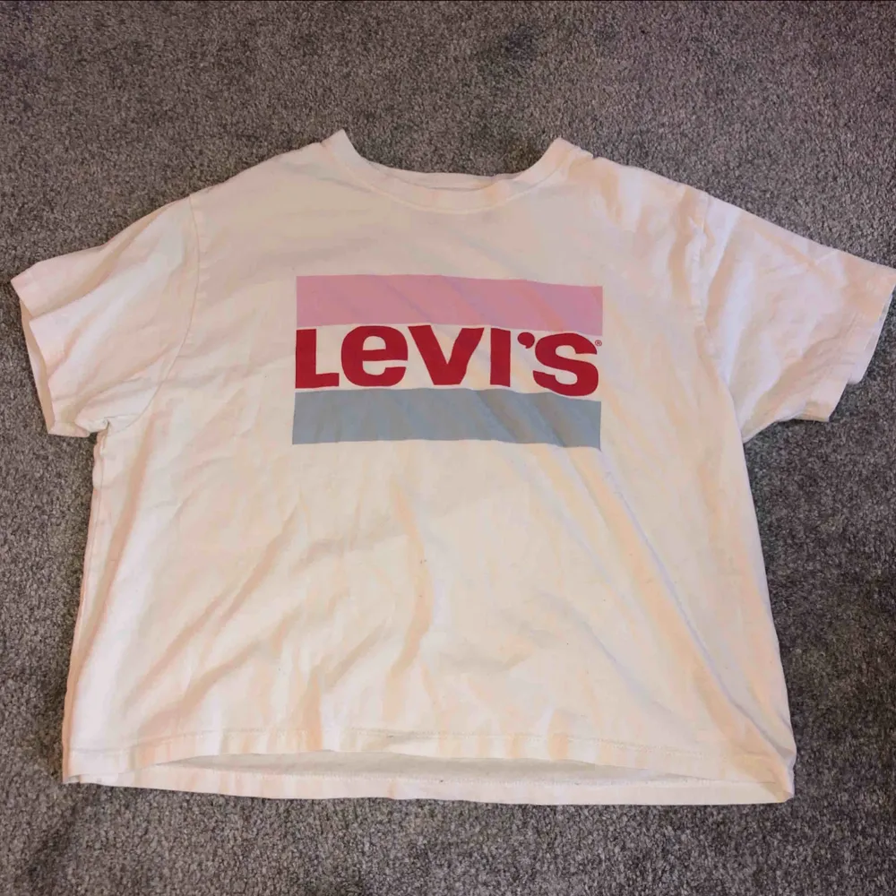 En oanvänd Levis t-shirt. Skulle beskriva storleken som overzise. Den passar absolut på XS, S och M. Köpt för ca 250kr säljer nu för 160kr eller högstbjudande.  Frakt tillkommer!. T-shirts.