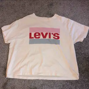 En oanvänd Levis t-shirt. Skulle beskriva storleken som overzise. Den passar absolut på XS, S och M. Köpt för ca 250kr säljer nu för 160kr eller högstbjudande.  Frakt tillkommer!