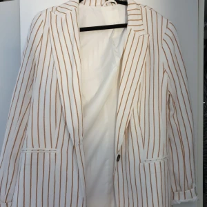  - Oanvänd kavaj strl.40. Köparen står för frakten ☺️