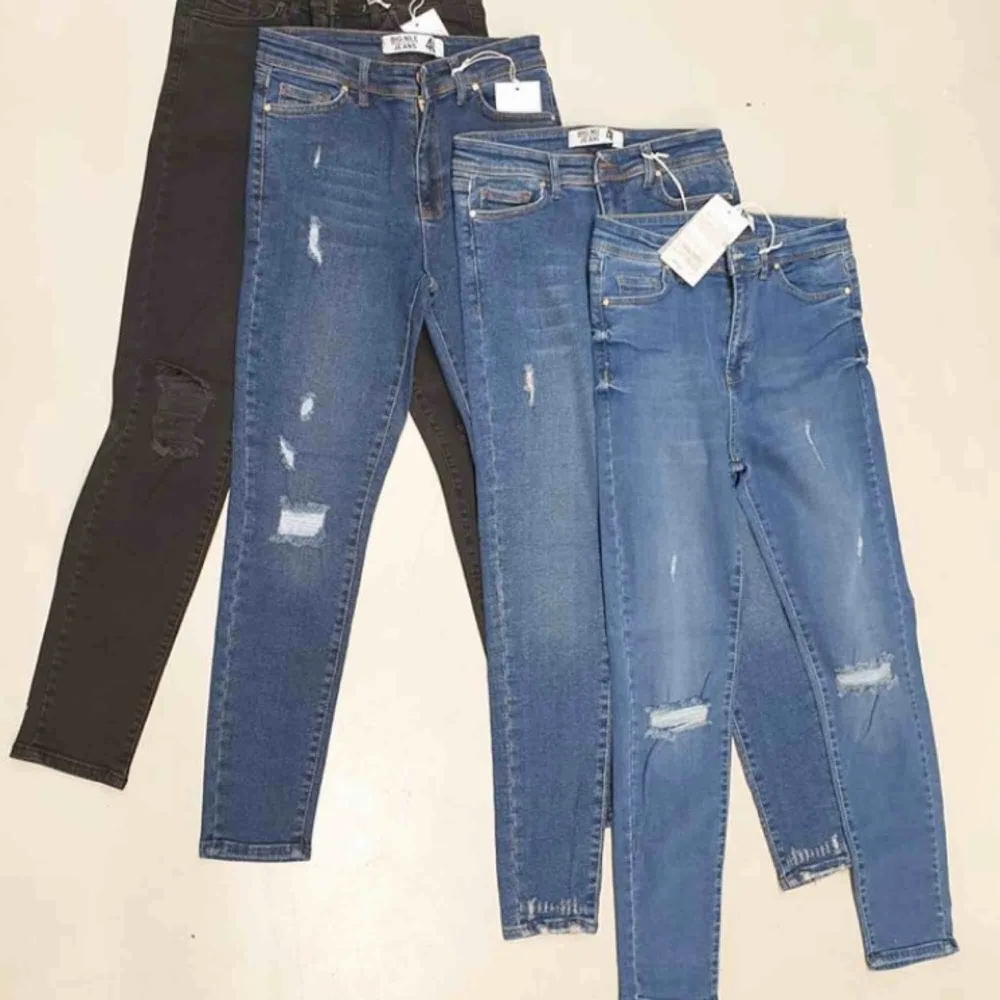 Nya jeans  Har flera olika färger Storlek finns 36/38/40/42. Jeans & Byxor.