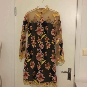  - Superhärligt klänning från By Malina! Köpt på deras sample sale och är det enda exemplaret! Använd 1 gång och i väldigt bra skick. Frakt tillkommer, men kan även mötas upp i stockholm!