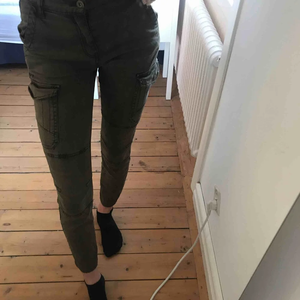 Militärgröna cargobyxor💚frakt 65kr💕. Jeans & Byxor.