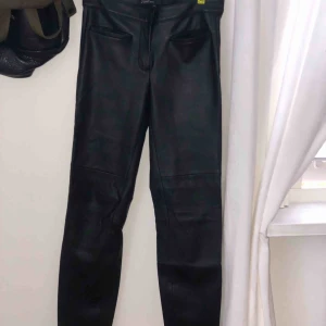  - Äkta skinnbyxor, super fina på och två låtsas fickor framtill. Aldrig använd. Super bra skick och inga skador. 