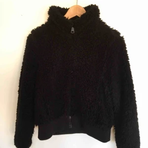  - Snygg teddypälsjacka från zara. Nypris 599kr. Muddar längst ner och vid ärmarna 